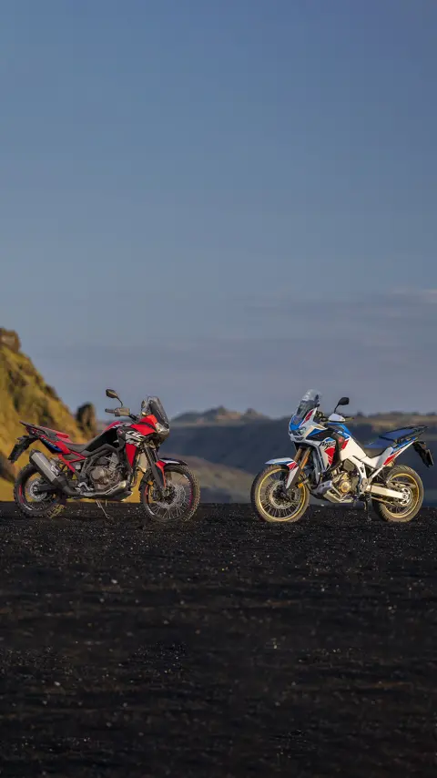 Imagem dinâmica da Africa Twin fora de estrada com condutor