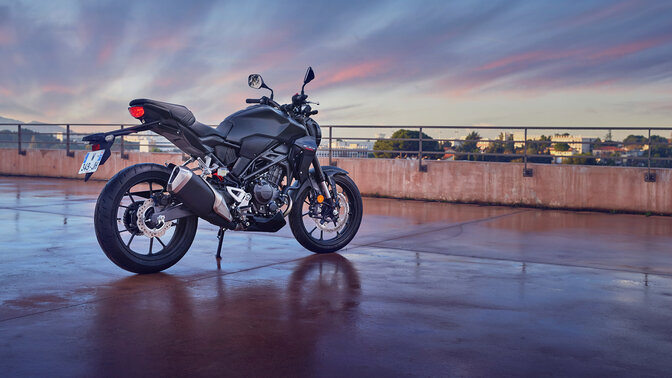 Honda CB300R estática no terreno