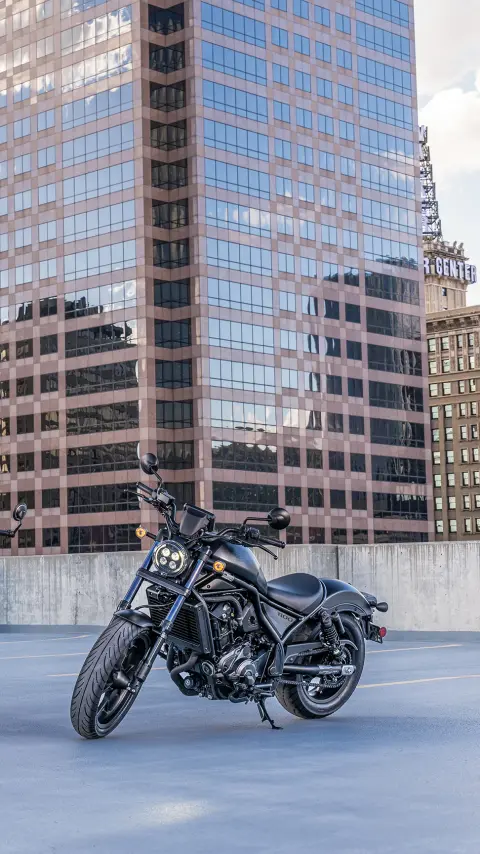 Três Honda CMX1100 Rebel num cenário com edifícios.